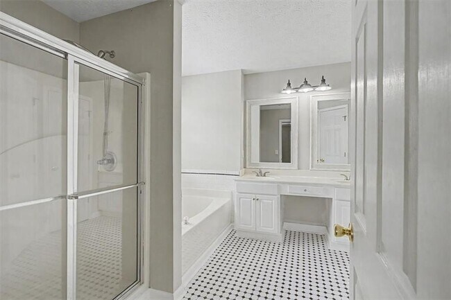 Building Photo - 665 Peachtree Trails Dr