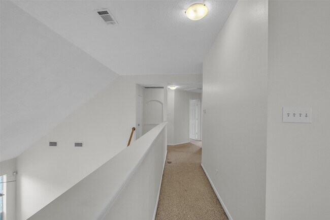 Building Photo - 17611 Magnolia Cir