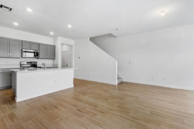 Building Photo - Lakeshore at the Fountains