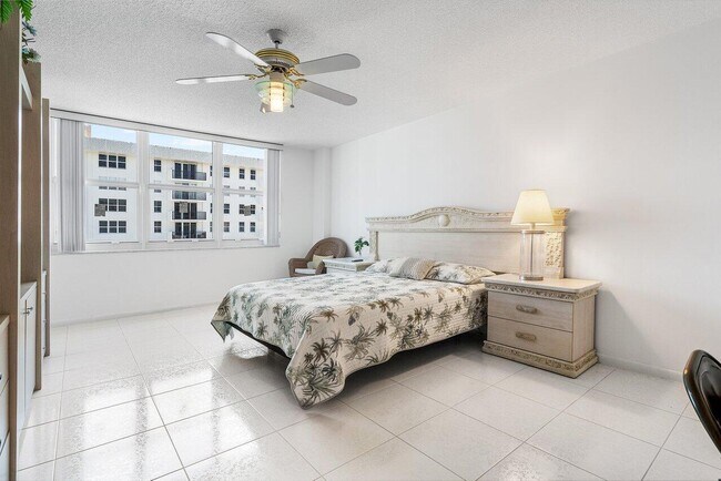 Building Photo - 1147 Hillsboro Mile