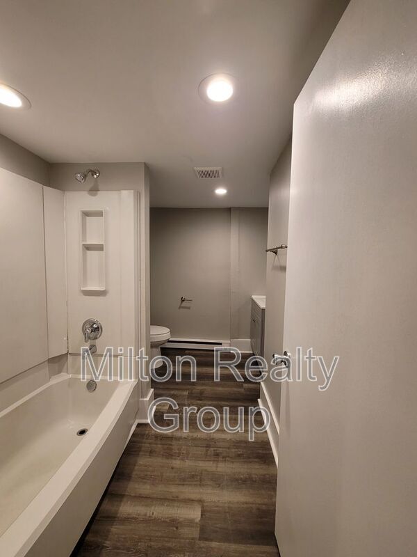 Building Photo - 210 S Elm Ave