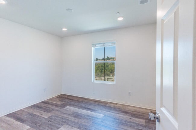 Building Photo - 27638 Sawtooth Ln
