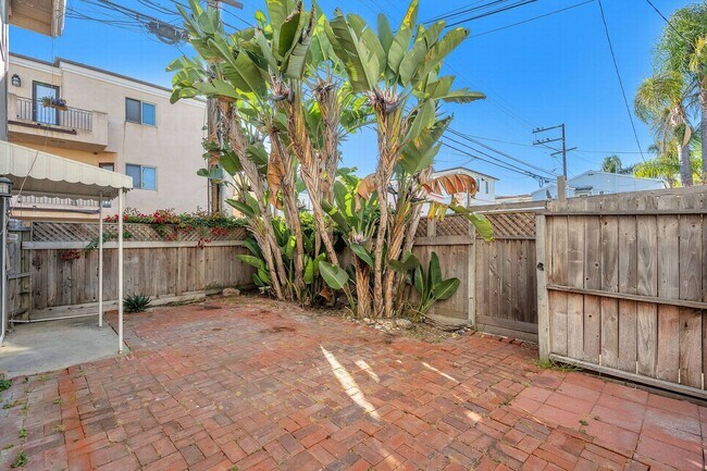 Building Photo - 2 bedroom - Incredible location!