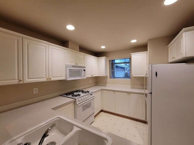 Building Photo - 2 Bedroom Townhome in Desirable Summerwind!