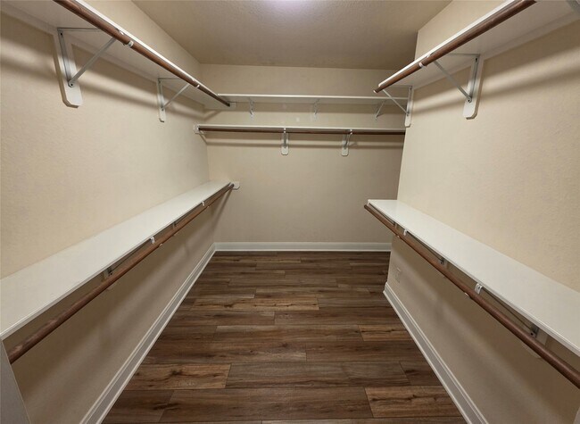 Building Photo - 3011 Crescent Oaks Park Ln