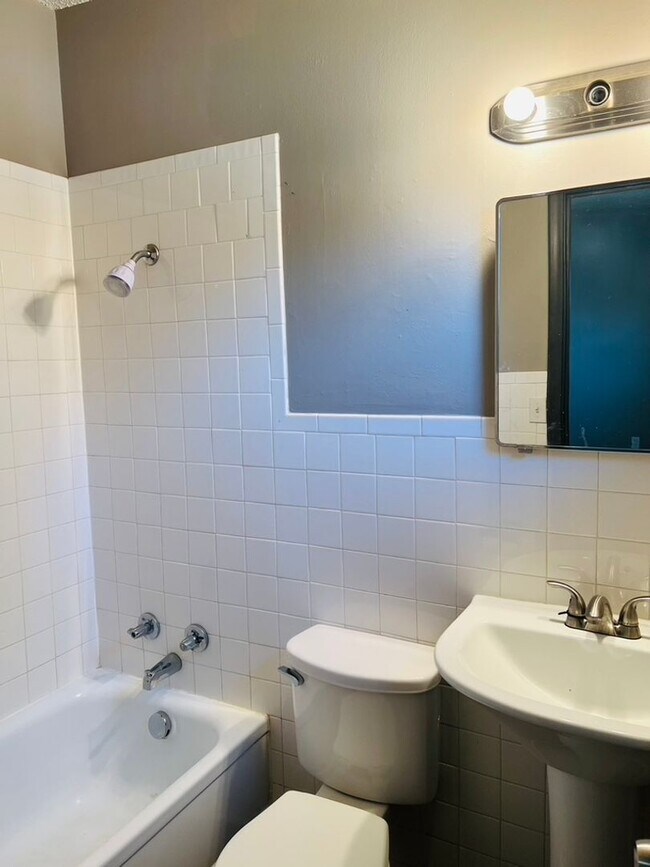 Building Photo - Charming 1-Bedroom Apartment in a Quaint S...