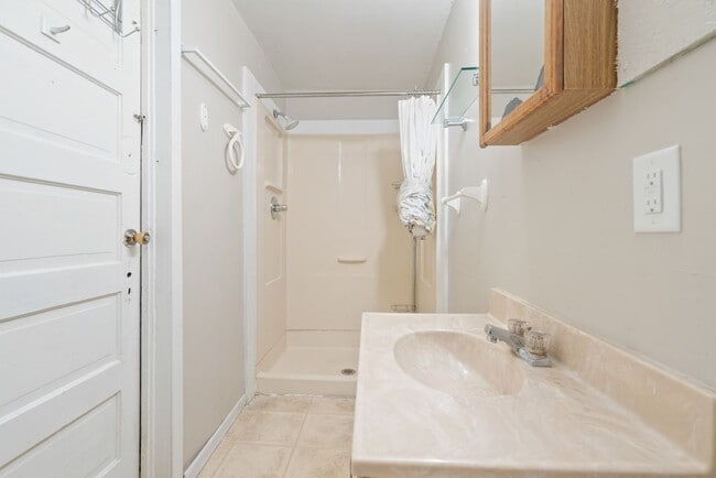 Building Photo - 2020 1/2 College St - Cedar Falls