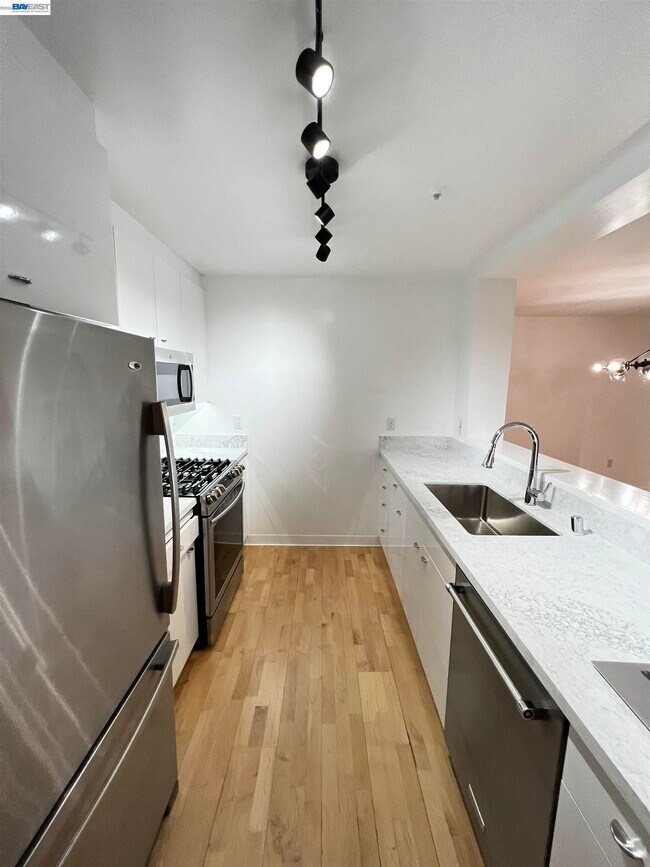 Building Photo - 650 Chestnut St