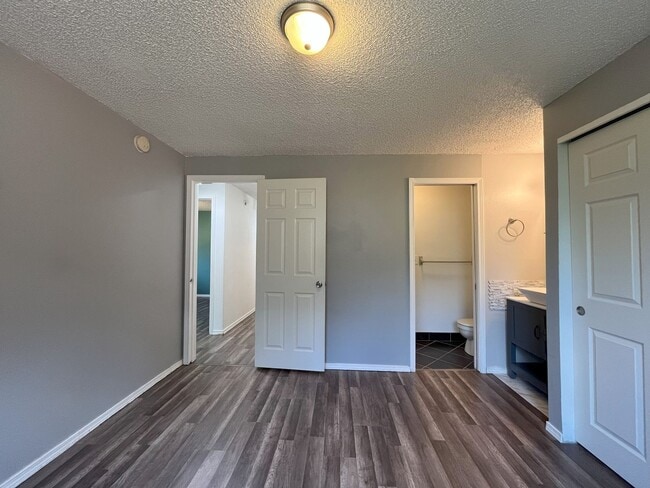 Building Photo - Spacious Yet Cozy 3BR/2BA Home with Garage...