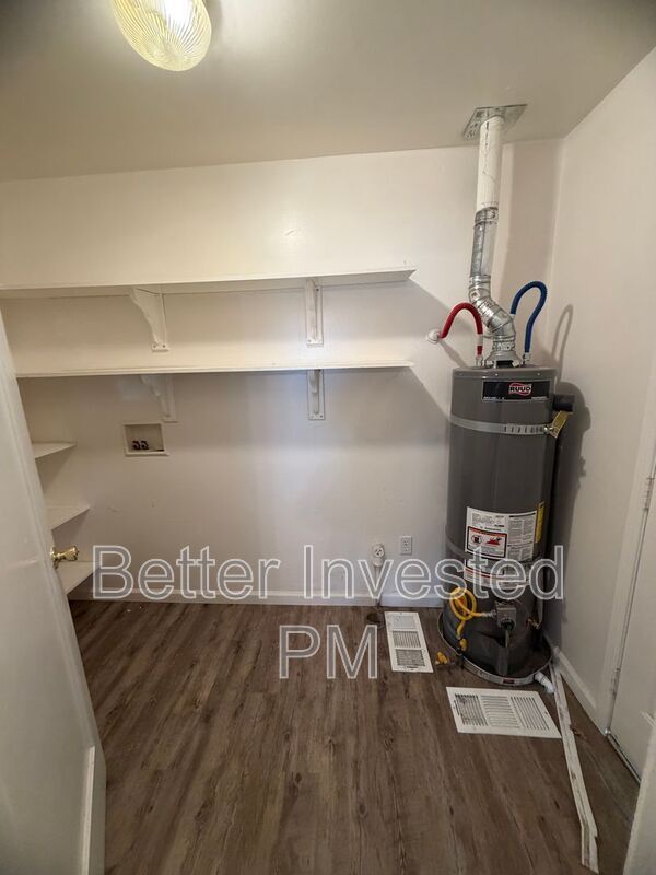 Building Photo - 727 N Pine St