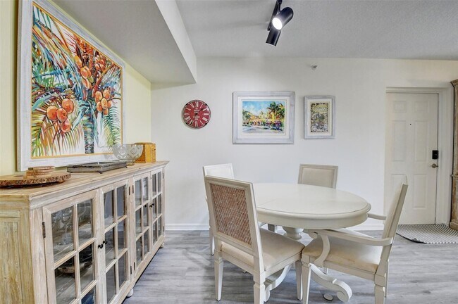 Building Photo - 704 Villa Cir