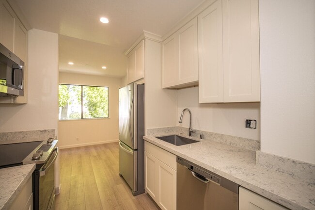 Building Photo - Completely Remodeled 2 Bed, 2 Bath Condo in Desirable Greenhouse Complex!