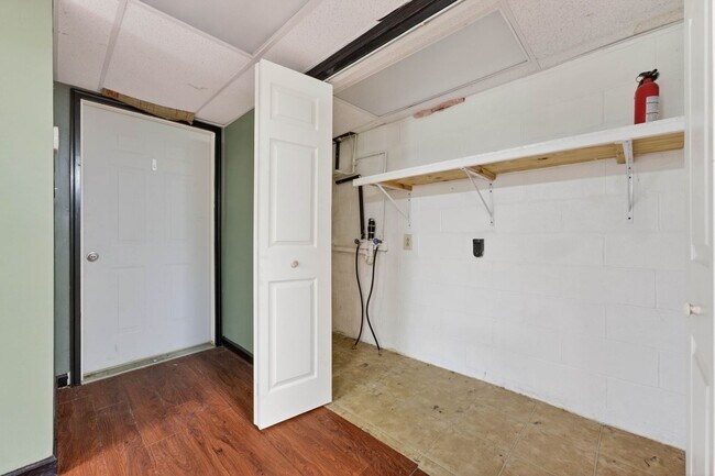 Building Photo - 3 Bedroom Pet Friendly Home For Rent Near Heritage Park!