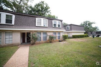 Building Photo - BEAUTIFULLY UPDATED 2 Bed / 1 Bath Condo o...