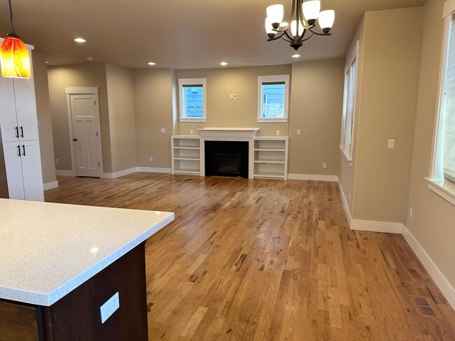 Building Photo - Super Cute 3 Bedroom with Bonus/Office in SE Portland Home!