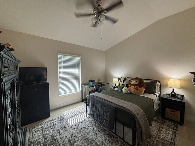 Building Photo - 4 BR 2 BA Annual Rental in Gated community...