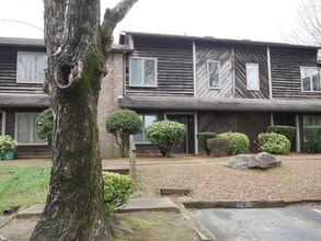 Building Photo - Tow level living