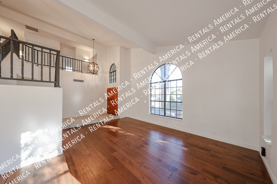 Building Photo - 5444 E Grovers Ave