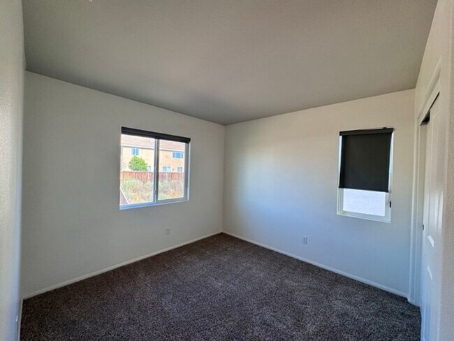 Building Photo - MOVE IN SPECIAL!! Move in on or before Oct...