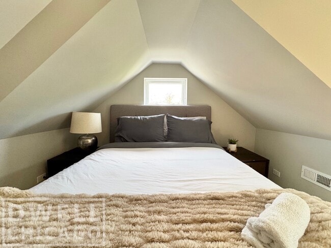 Building Photo - 2550 W Thomas St