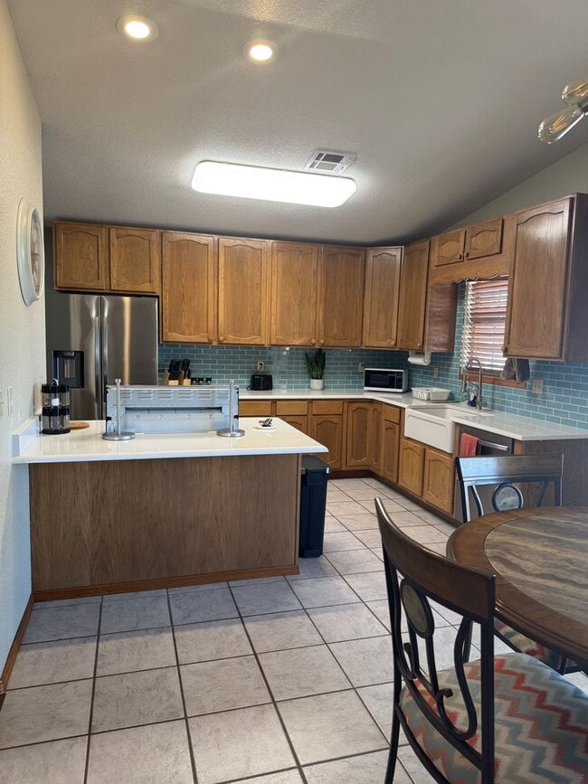 Building Photo - Fully Furnished Rental