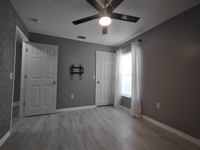 Building Photo - 3471 Horse Creek Cir