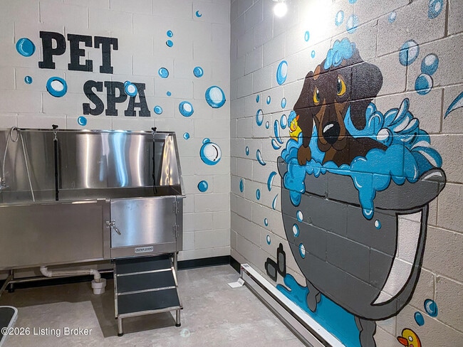 Building Photo - 601 E Main St