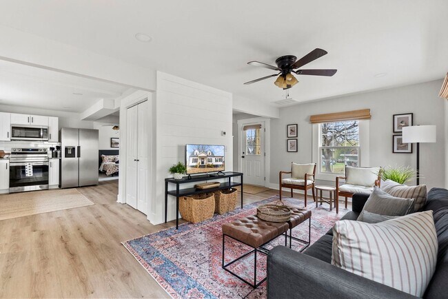 Building Photo - FULLY FURNISHED!