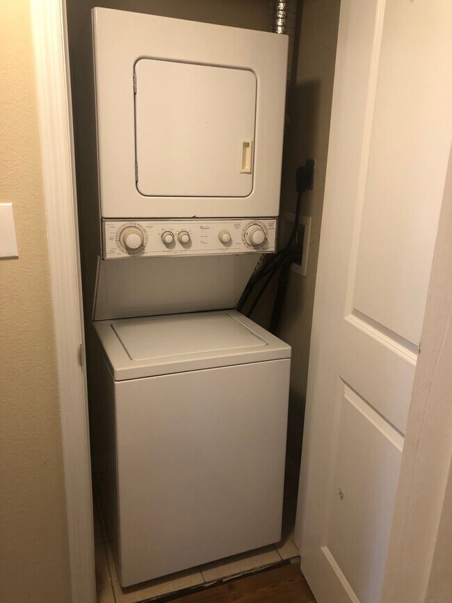 Building Photo - Great location, 2/2 close to UF , Shopping & Dining