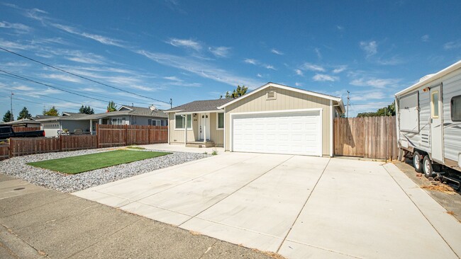 Building Photo - For Rent: Beautifully Updated 3-Bedroom Ho...