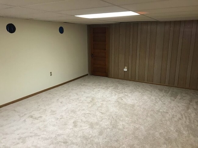 Building Photo - 3 Bedroom Duplex