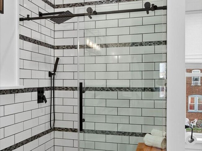 Building Photo - Gorgeous 4 Bedroom 2.5 Bathroom Available ...