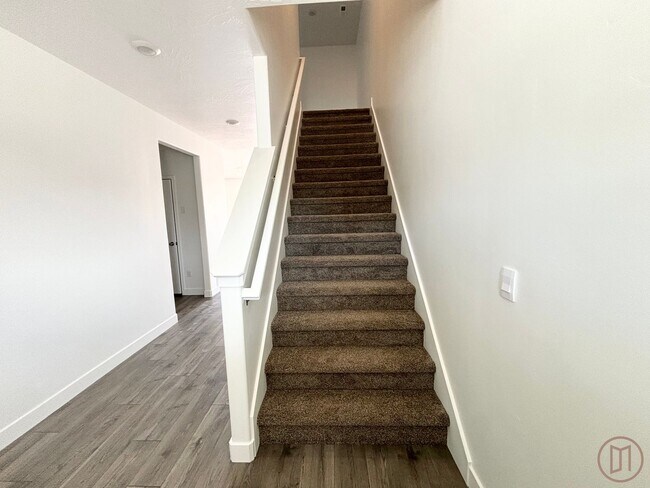 Building Photo - LIKE NEW Home in Long Valley!