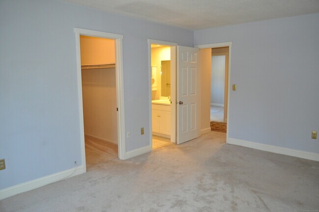 Building Photo - 8 Willow Ln