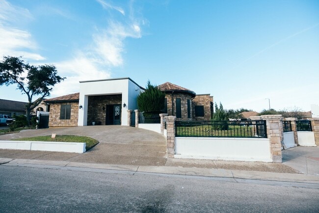 Building Photo - 302 Lake Clark Ct