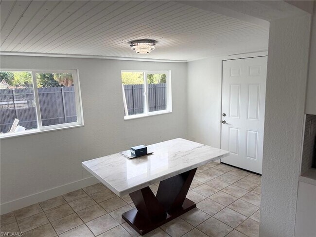 Building Photo - 1507 Lavilla Rd