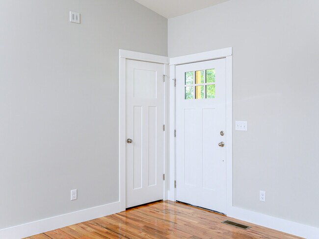 Building Photo - 27 W Chapel Rd