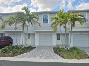 Building Photo - Beautiful 2 bed/ 2 bath Townhome w/ Balcony, Garage & Community Pool