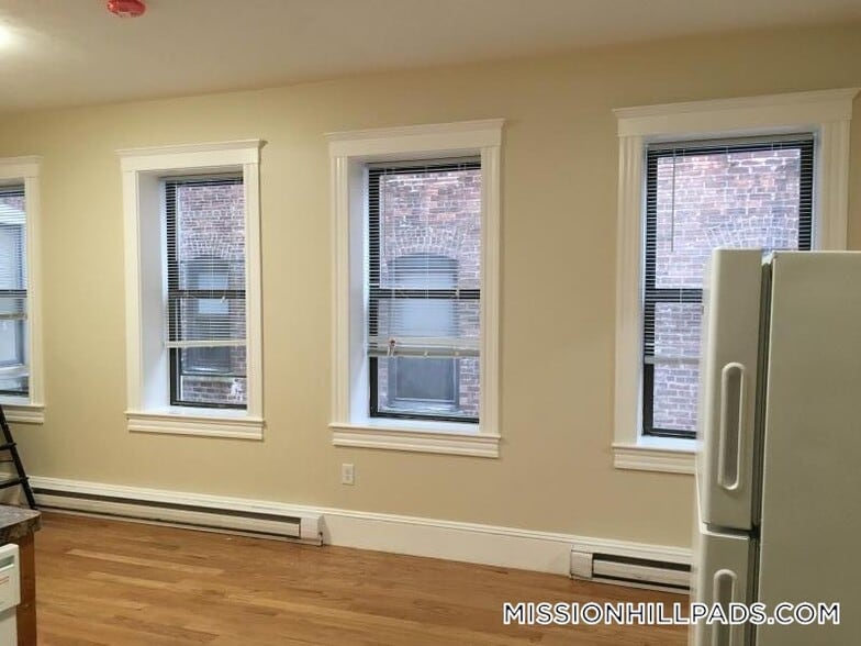 Building Photo - 887 Huntington Ave