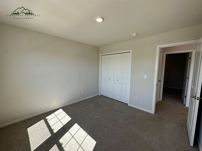 Building Photo - Gorgeous 5-bedroom, 3-bathroom home is desirable Springfield neighborhood