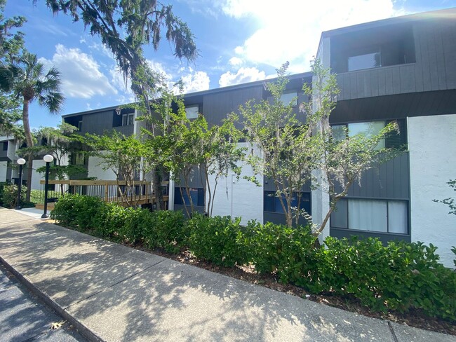 Building Photo - Beautiful Lakefront Condo!