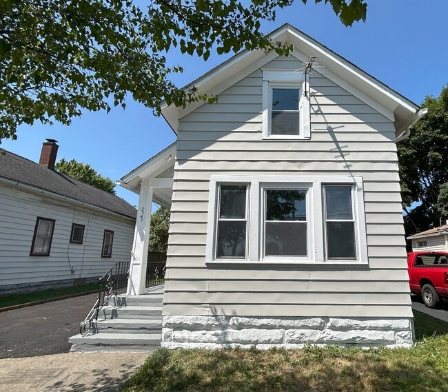 Building Photo - 3 Bed Single Family with Huge Kitchen and ...