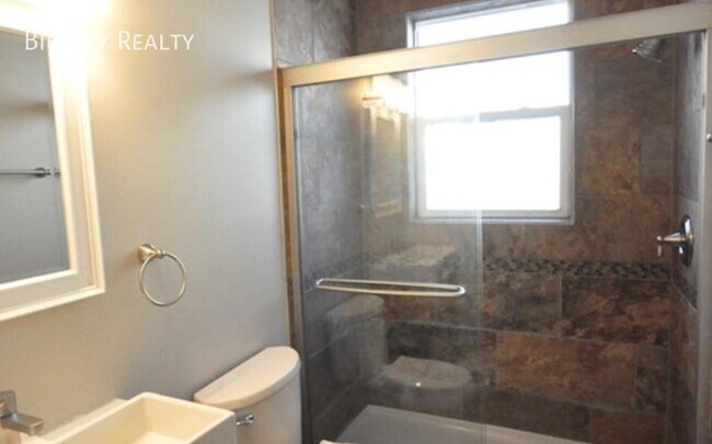 Building Photo - 452 W 3rd Ave