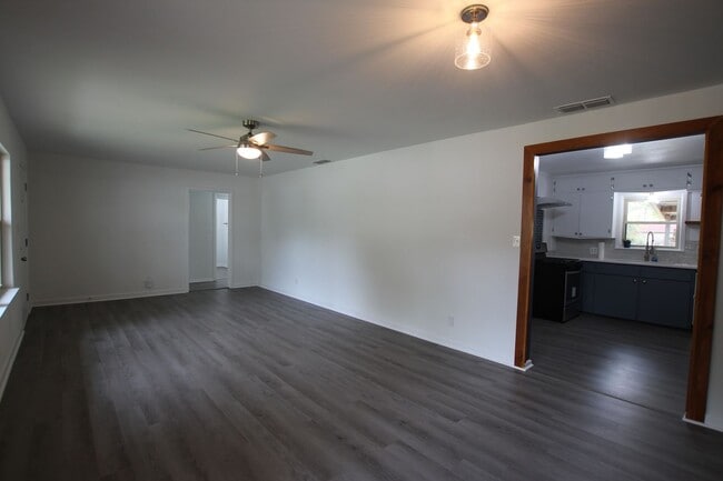 Building Photo - Adorable 3 Bed 2 Bath in Tyler with TWO Living Spaces! 1/2 OFF FIRST FULL MONTHS RENT!!