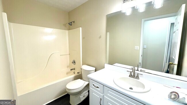 Building Photo - 2336 Pettit Dr