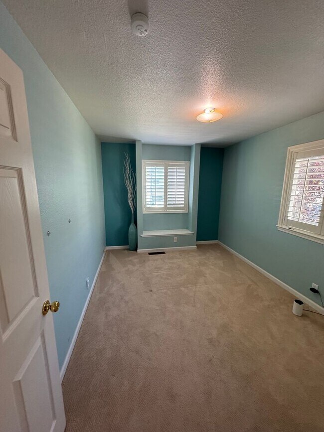 Building Photo - Beautiful 3bd/2.5 bath Single Family Home