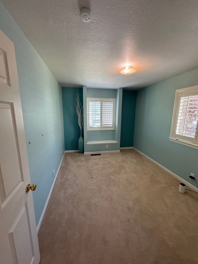 Building Photo - Beautiful 3bd/2.5 bath Townhome