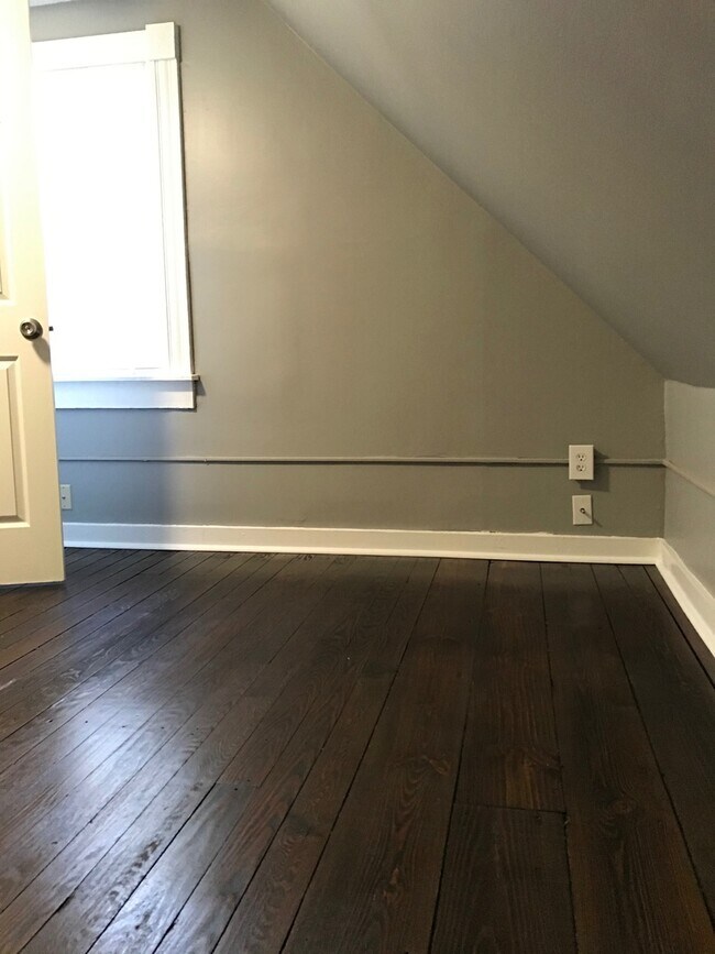 Building Photo - 353 Poplar St