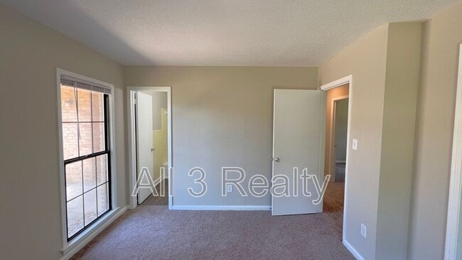 Building Photo - 418 Stroll Dr