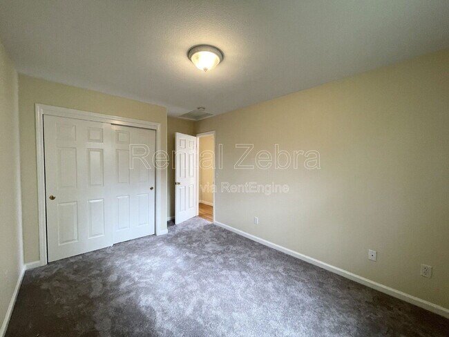 Building Photo - 2062 Red Oak Cir